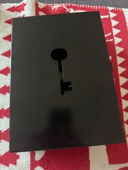 Lacno predám peknú a málo používanú skrinku na kľúče