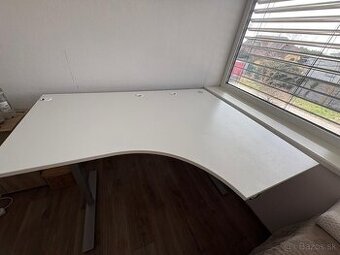 Predám výškovo nastaviteľný stol