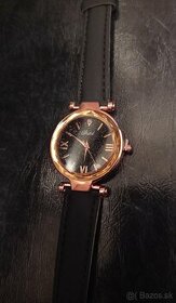 Elegantné dámske hodinky s čiernym remienkom - 1