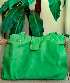 Väčšia zelená kabelka s dlhšími rúčkami