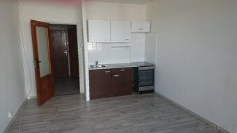 Prenajmem garsónku v centre s preskleným balkónom.