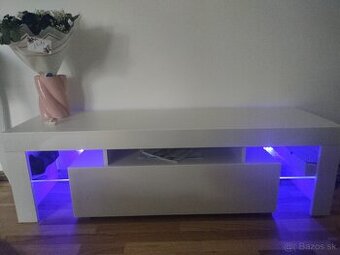 Svietaci stolik pod telku
