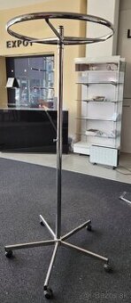 Pojazdný kovový vešiak