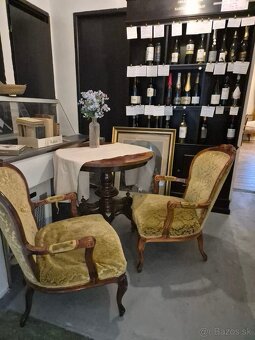 Elegantná zostava – stolíky, kreslá a lavice