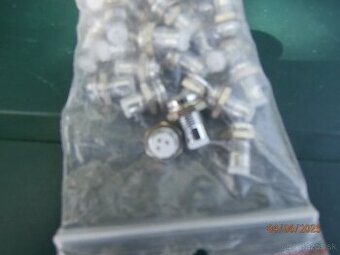 Kovové objimky na led diody.