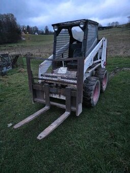nakladač Bobcat 731 s paletovými vidlemi