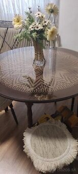 Jedálenská stena so stolom , sklom a drevenými taburetkami