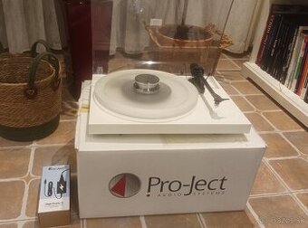 Pro-ject Debut Carbon (DC)
