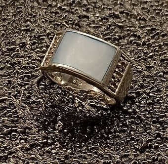 Strieborný prsteň s kameňom