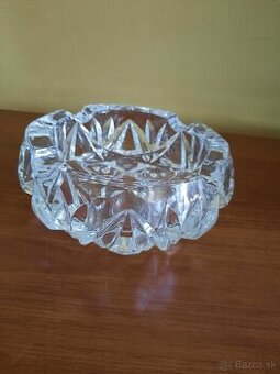 Masívny popolník z brúseného skla