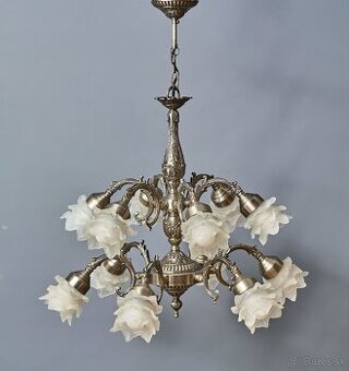 Luster z bielej mosadze s 12 ramenami a sklenenými tienidlam