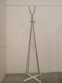 Kovový stojanový vešiak 193 cm