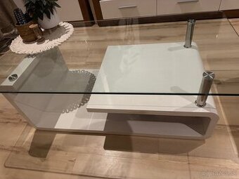 Sklenený konfernečný stolík