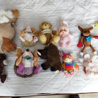 stare babiky, moncici, macko usko, plysaky, hracky...