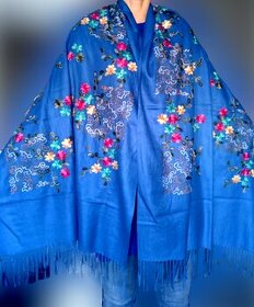 Vlnený šál s výšivkou modrý