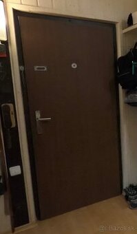 Vchodové dvere 80 cm Pravé s kukátkom