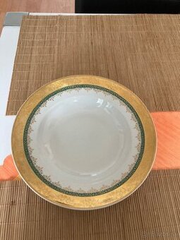 Taniere a nádobka od obedovej súpravy