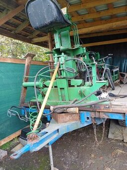 Vlecka s hydraulickou rukou.