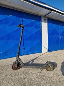 Xiaomi Mi Scooter Pro 2 – ako nová, len 137 km