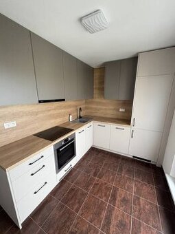 2-izbový byt s 1 veľkým balkónom a 1 menším balkónom v Novej