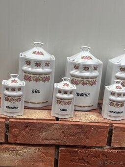 Sada porcelanovych koreniciek