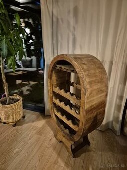 Drevený regál na víno