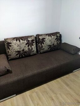 Rozkladacia pohovka s úložným priestorom