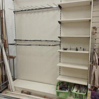 Darujem za odvoz skriňu do predajne.