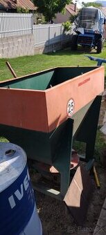 Rozmetadlo umelých hnojív.piesku