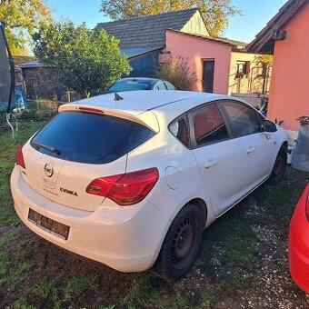 Rozpredam opel astra  j 1,4  na  diely