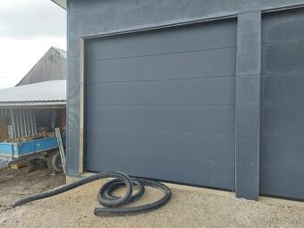 Sekčna garážová brána