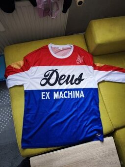 Moto dres Deus Ex Machina