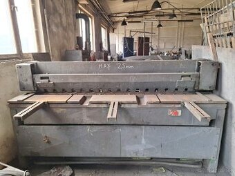 Elektrické padacie nožnice na plech (do 2 mm, šírka 2000 mm)