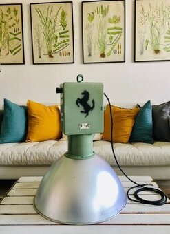 industrialna lampa , kovova lampa