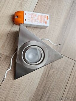 Trojuholnikove svietidlo