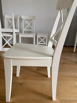 Biele drevene stolicky