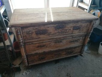 Starodávna komoda