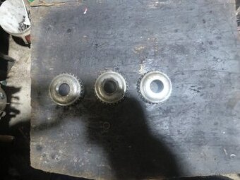 Matica krytu karburátora.