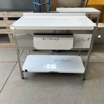 Stôl s zásuvkou a policou