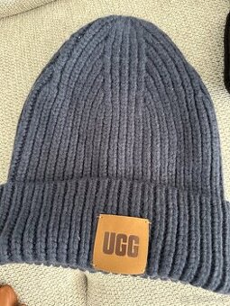 Tmavomodrá čiapka značky UGGs