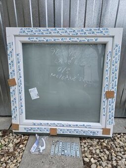 Plastove okno 96x96cm mliecne sklo pravé