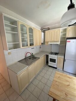 Staršia biela kuchyna + chladnička + sporák na plyn s rúrou