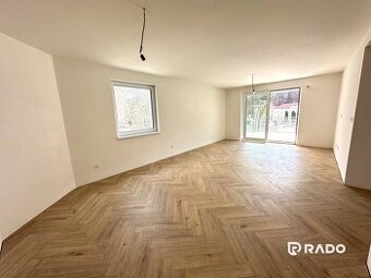 RADO | Trojizbový byt s obrovskou terasou + parking ZADARMO