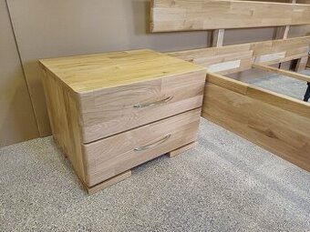 Predám masívnu dubovú posteľ 180x200 + 2 nočné stolíky