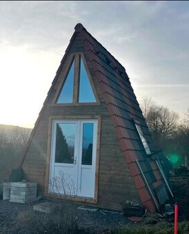 Predám drevenú chatku 4 × 4 m – zateplená, s prípravou na el - 1