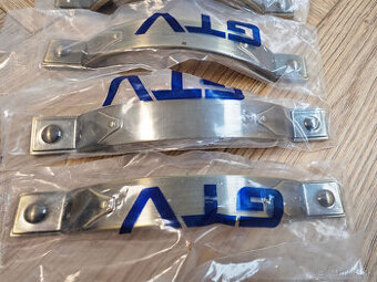 Kovové úchytky na nábytok