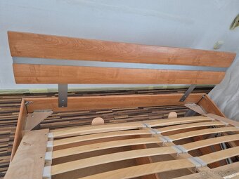 Manželská posteĺ s roštom a 2 x matrac.