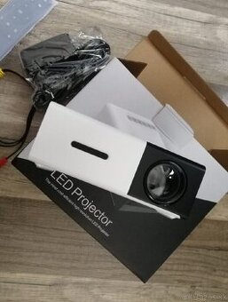 Nový mini prenosný projektor prepojený s mobilom