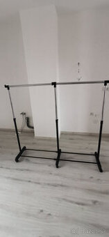 Stojan na oblečenie