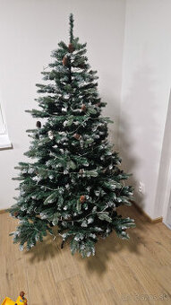Vianočný strom 3D zasnežená borovica 180 cm + led svetlo